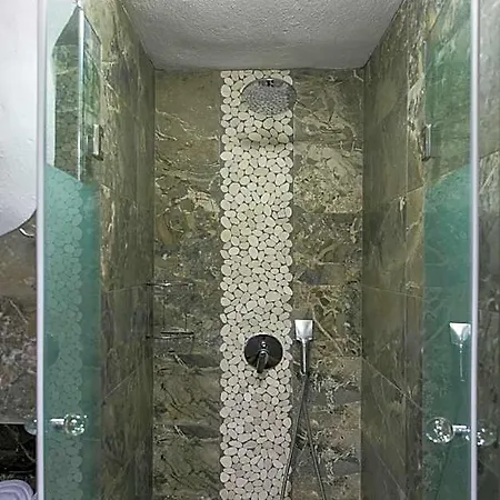 Alexandros Hotell